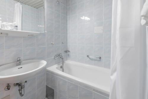 查科韦茨公园酒店的白色的浴室设有浴缸和水槽。