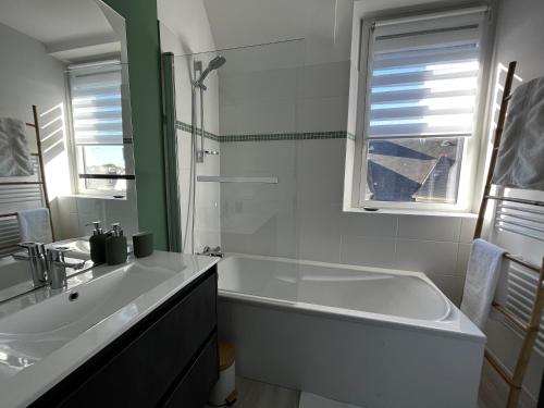 吉尔维内克Lostendro, appartements vue port的白色的浴室设有浴缸和水槽。