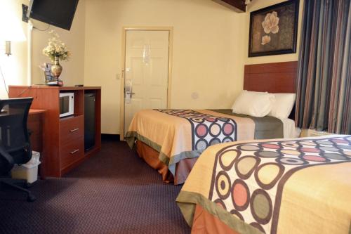 波茨坦波茨达姆苏格兰旅馆的酒店客房设有两张床和电视。
