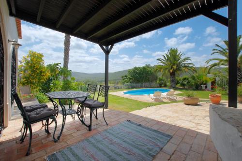 楼尔Suite Swimming Pool Quinta da Eira 140 years old的一个带桌椅的庭院和一个游泳池