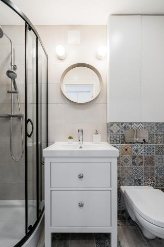希奥利艾Butas nuomai Šiauliuose的浴室配有白色水槽和淋浴。