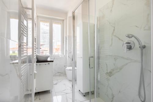 米兰Garibaldi & Gae Aulenti Modern Apt with Private Parking!的带淋浴和卫生间的白色浴室