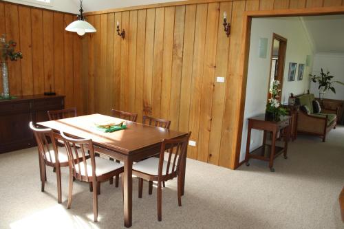 彭特派因阿斯提克度假屋的一间带木桌和椅子的用餐室