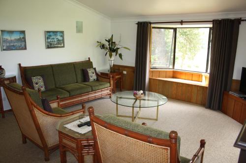 彭特派因阿斯提克度假屋的客厅配有沙发和桌子