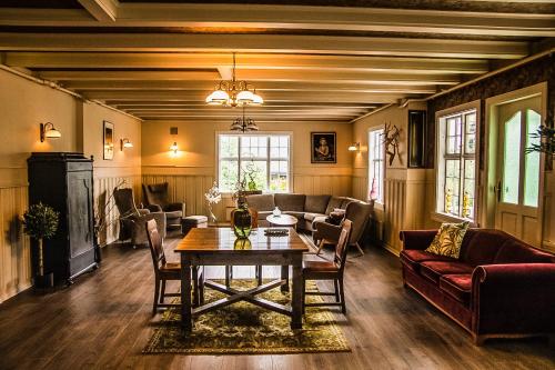 瓦尔河谷Valldal Fjord Lodge B&B的客厅配有桌子和沙发