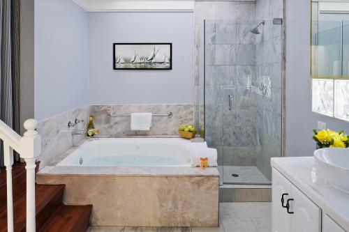 纽波特海滩纽波特海滩酒店 的带浴缸、淋浴和盥洗盆的浴室