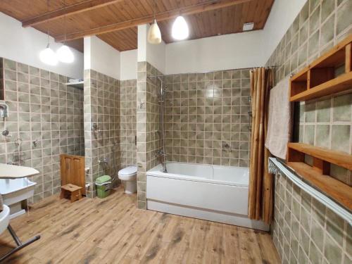 BesqaynarSCANDI уютный домик с камином и баней на семь человек в горах的带浴缸、卫生间和盥洗盆的浴室