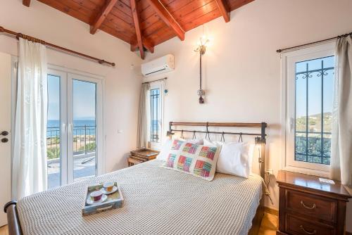 ÁyioiMARFAIA - Villa by the sea的一间卧室设有一张床,享有海景