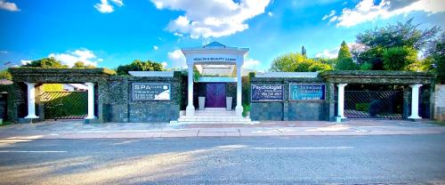 比勒陀利亚Spacube Luxury Suites and Spa的进入带紫色门的建筑的入口