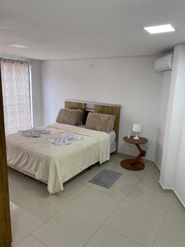 特雷齐蒂利亚斯Hospedaria Maviane Executive的一间卧室配有一张大床和一张桌子