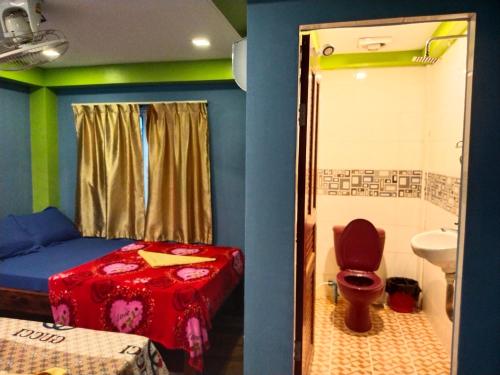 瓜隆岛Villa Koh Rong的一间卧室配有一张床,浴室设有水槽