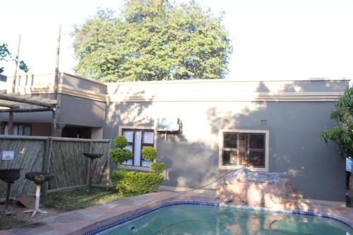 卡萨内Global Guest House的庭院中带游泳池的房子