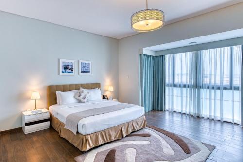 麦纳麦The Grove Resort Bahrain的一间卧室设有一张大床和一个大窗户