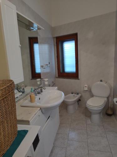 贡内萨MC的白色的浴室设有卫生间和水槽。
