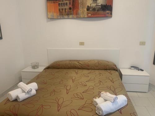 卡托利卡HOTEL LABRADOR的一间卧室配有一张床,上面有两条毛巾