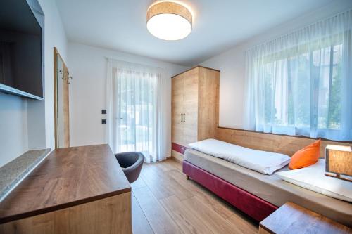 奥蒂塞伊Apartments Cesa Ploner的一间卧室设有一张床和一个大窗户