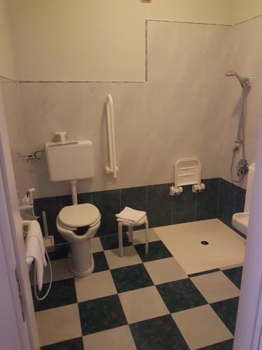 卡斯特拉纳格罗泰塞密拉米德皇宫酒店的一间带卫生间和 ⁇ 格地板的浴室