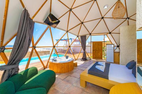 卡斯Kalkan Dome Suites & Deluxe-Glamping Holiday in Kalkan的蒙古包内的一个房间,设有大窗户
