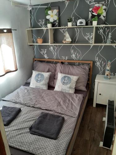 Velká JeseniceRozkoš beach mobilheim的一间卧室配有带枕头的床