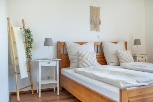 贝斯特维希Ferienwohnung Landparadies im Sauerland的一间卧室配有带白色床单和枕头的床。