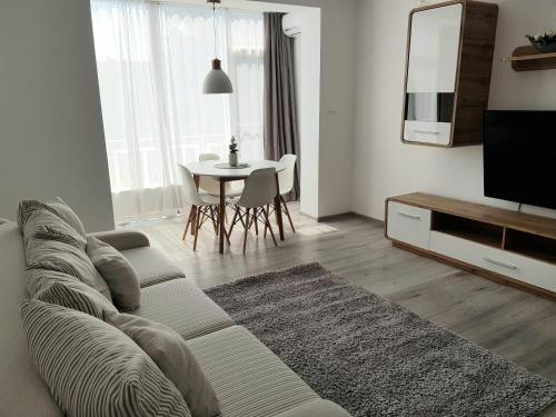 特尔古穆列什Alexa Apartament的客厅配有沙发和桌子