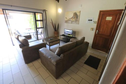 马里兰Kruger View Chalets的带沙发、桌子和电视的客厅