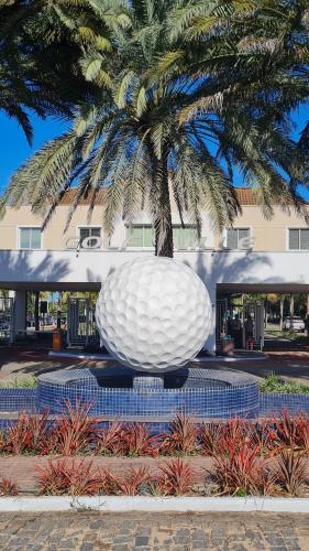 阿奎拉兹Golf Ville Resort Brisa do Golf -Apartamentos e Cobertura的坐在大楼前的白色大球