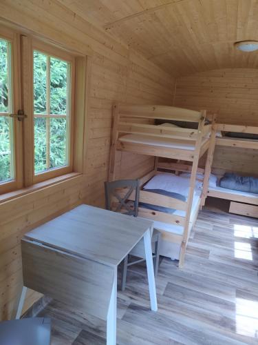 塔博尔Maringotka的小屋内带双层床和桌子的房间