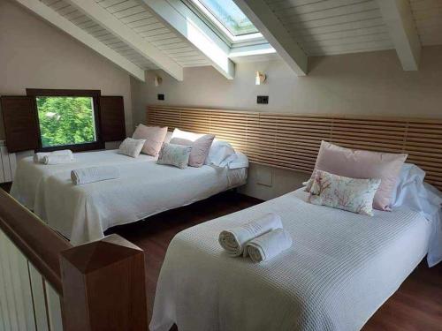 库迪列罗La campa de FaedoTere的一间卧室配有两张带毛巾的床