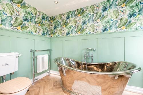 斯旺西The Caswell bay hide out的带浴缸的浴室和蓝色的墙壁