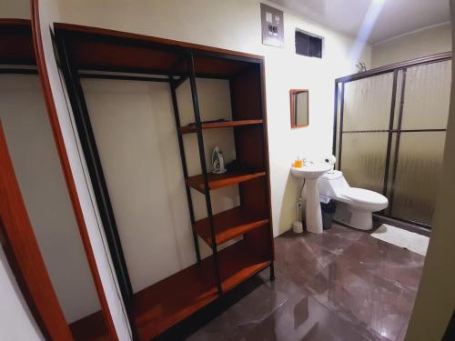 福尔图纳Cabaña Rural Pura Vida的一间带卫生间和玻璃门的浴室