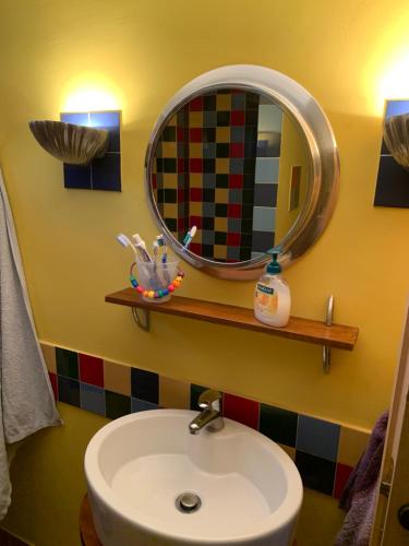 乐托卡亚ZeusPlace Olympus Olive Country House 2的一间带水槽和镜子的浴室