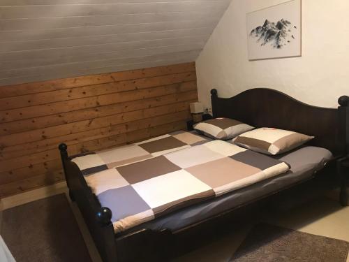 索内纳尔佩·纳斯费尔德Sonnleitn 29的一张床上有两个枕头的房间
