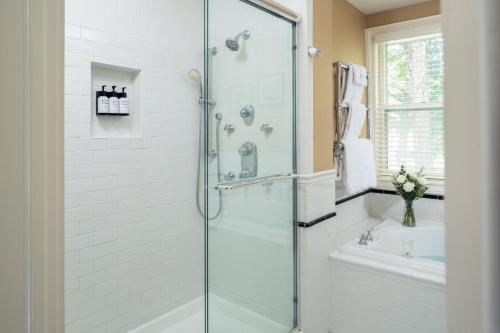 库珀斯敦Landmark Inn的带淋浴的浴室和玻璃门