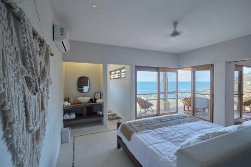 Playa EstacahuiteCasa Roni - 5 Bedroom Luxury Villa with Ocean View的一间卧室配有一张床,享有海景