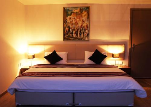阿尔哈姆拉美景酒店的一间卧室配有一张大床和两盏灯