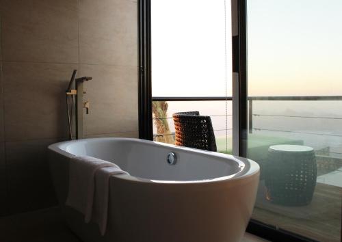 阿尔哈姆拉美景酒店的带浴缸的浴室和窗户