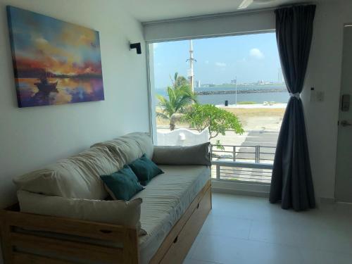 博卡德尔里奥NUEVO Depto vista al mar.的带沙发和大窗户的客厅