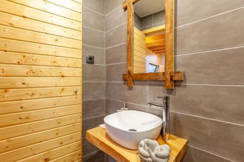 吉马良斯Villa Prendal Eco Living - Minho's Guest的一间带水槽和镜子的浴室