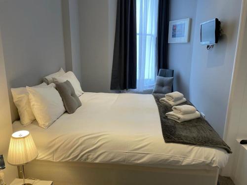 伦敦拉夫纳格拉酒店的卧室配有白色床和毛巾