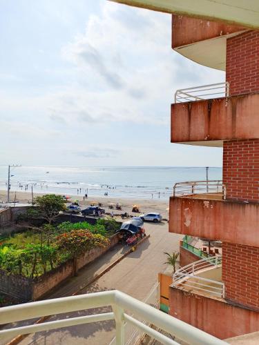 阿塔卡梅斯Suites Marbensa, Malecón de Atacames的从大楼的阳台上可欣赏到海滩景色