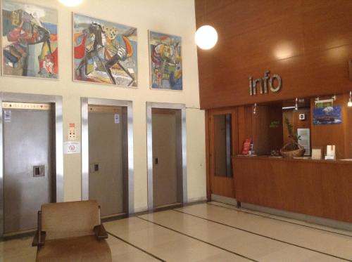 沃洛斯亚历山德罗斯酒店的医院的大厅,有两部电梯