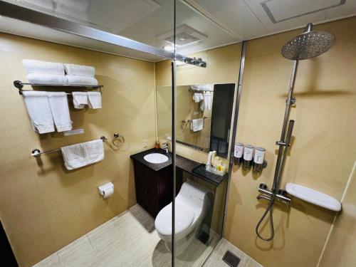 加拉班塞班岛塞伦蒂酒店的带淋浴、卫生间和盥洗盆的浴室
