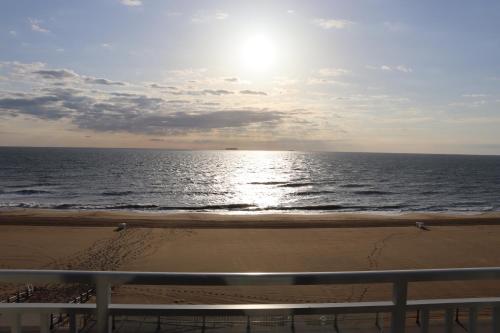 弗吉尼亚海滩Oceanfront beach, sky, & dolphins的海滩阳台享有海景。