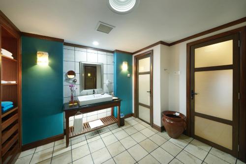 波德申丽昇海上泳池别墅的一间带水槽和卫生间的浴室