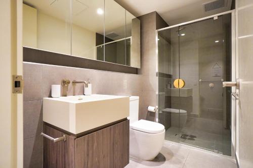 阿德莱德Luxury City Zen Apartment Rundle Mall with Rooftop Spa, Gym, BBQ的一间带水槽、卫生间和淋浴的浴室