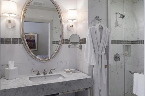 波士顿莱诺克斯酒店的白色的浴室设有水槽和镜子