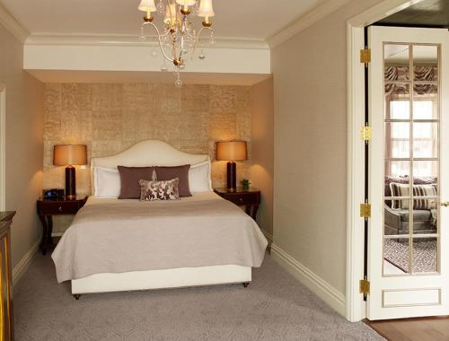 莱诺克斯酒店客房内的一张或多张床位