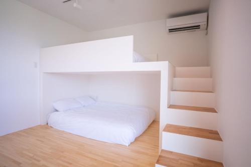 牧之原Trailer room - Vacation STAY 06457v的一间小卧室,配有一张床和一个楼梯