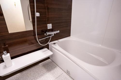 牧之原Trailer room - Vacation STAY 06457v的浴室配有白色浴缸和水槽